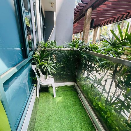 One Palm Tree Villas Condominium - Studio 2Nd Fl With Balcony - Across Terminal 3 Airport Pasay Esterno foto