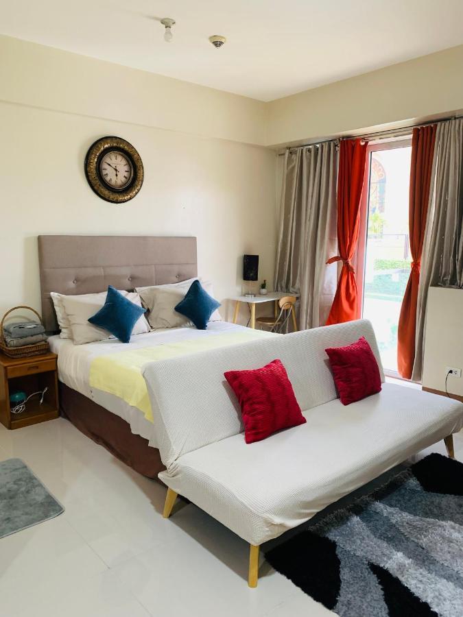 One Palm Tree Villas Condominium - Studio 2Nd Fl With Balcony - Across Terminal 3 Airport Pasay Esterno foto