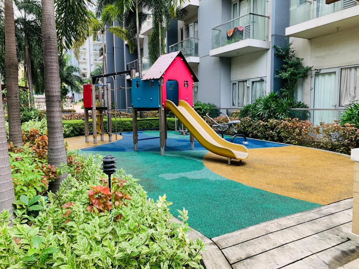 One Palm Tree Villas Condominium - Studio 2Nd Fl With Balcony - Across Terminal 3 Airport Pasay Esterno foto
