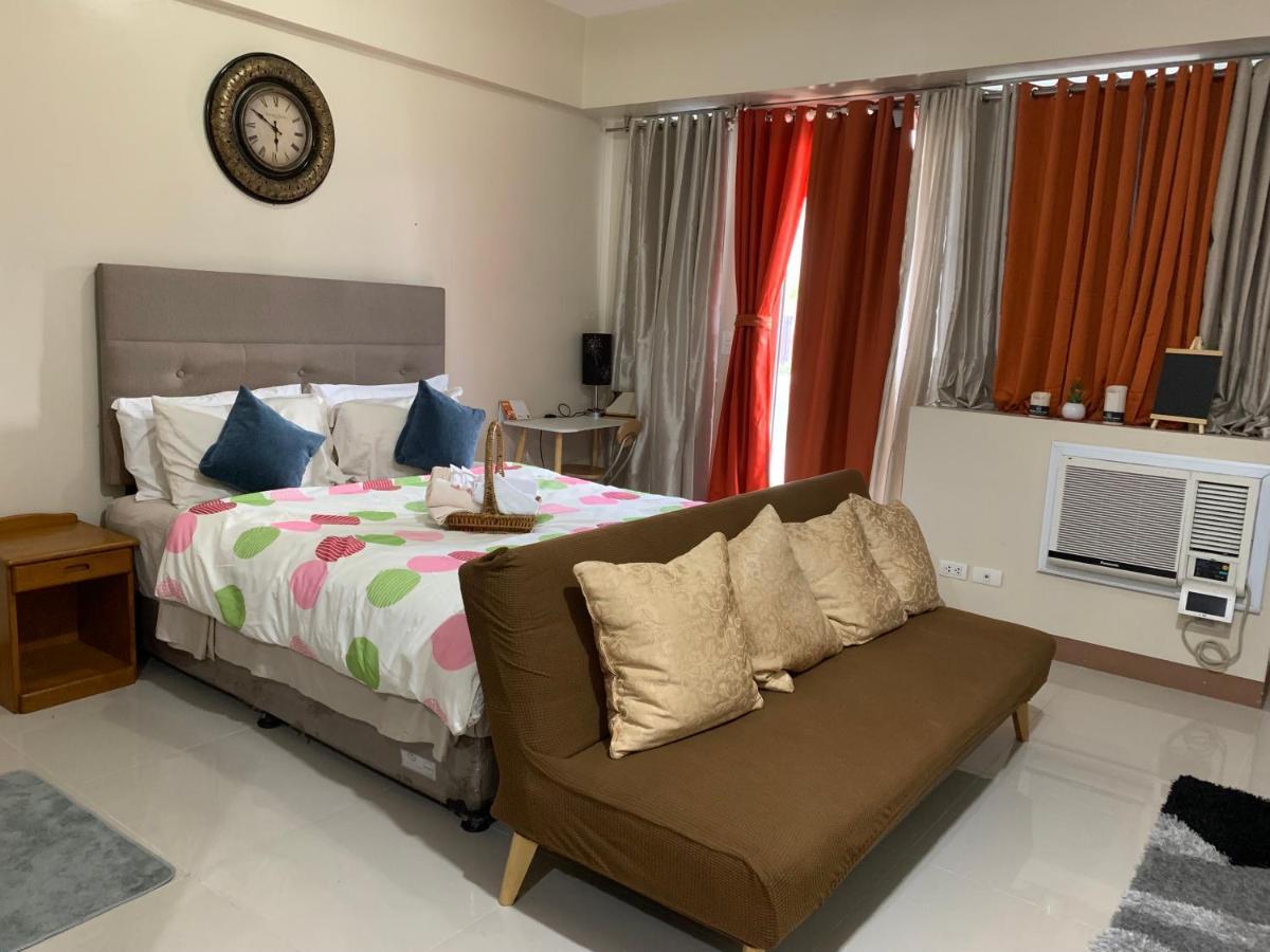 One Palm Tree Villas Condominium - Studio 2Nd Fl With Balcony - Across Terminal 3 Airport Pasay Esterno foto