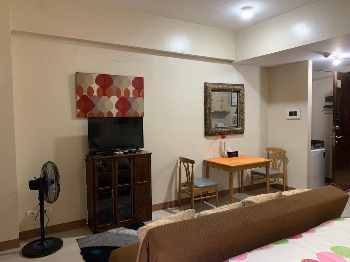One Palm Tree Villas Condominium - Studio 2Nd Fl With Balcony - Across Terminal 3 Airport Pasay Esterno foto
