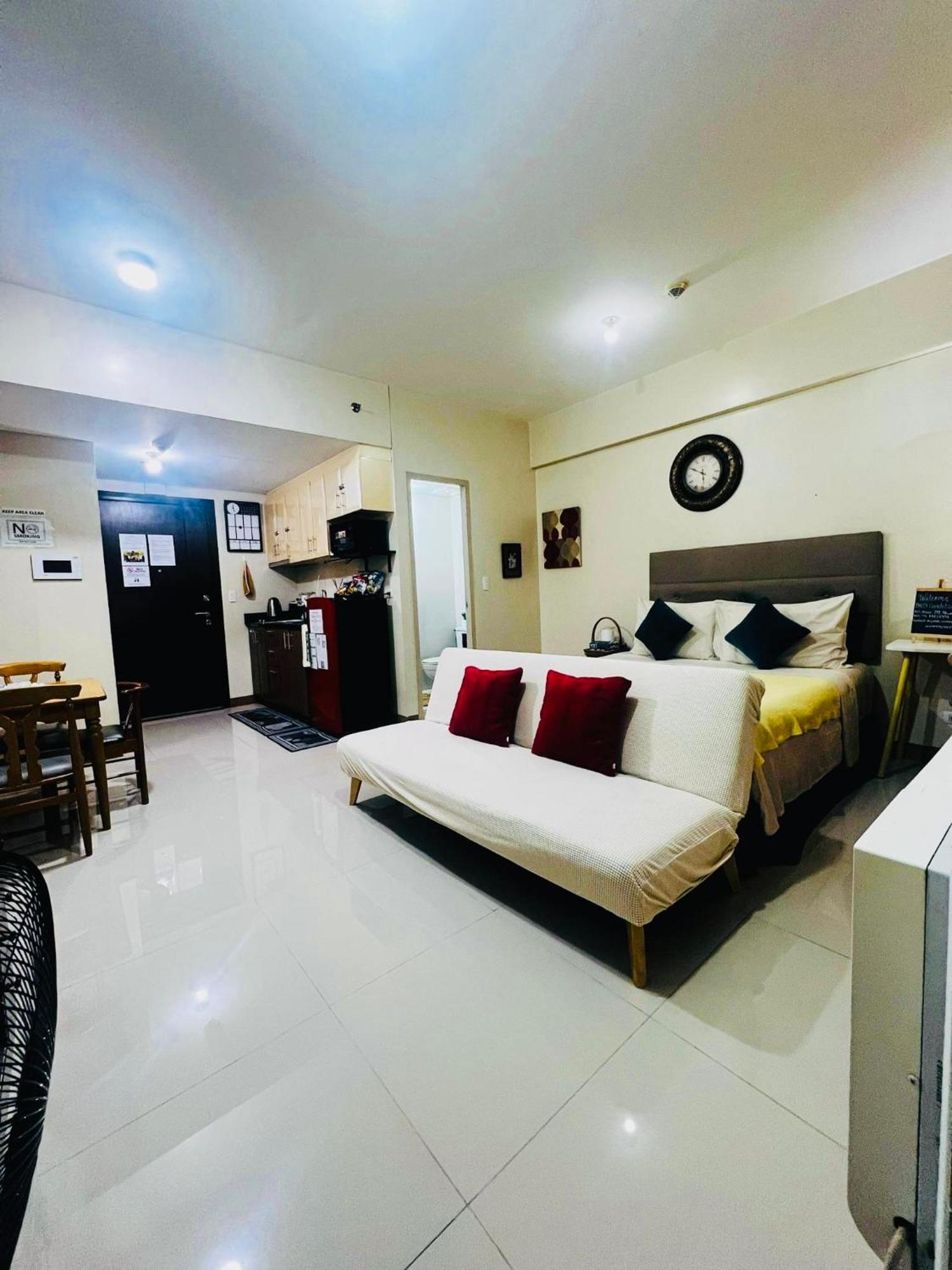 One Palm Tree Villas Condominium - Studio 2Nd Fl With Balcony - Across Terminal 3 Airport Pasay Esterno foto