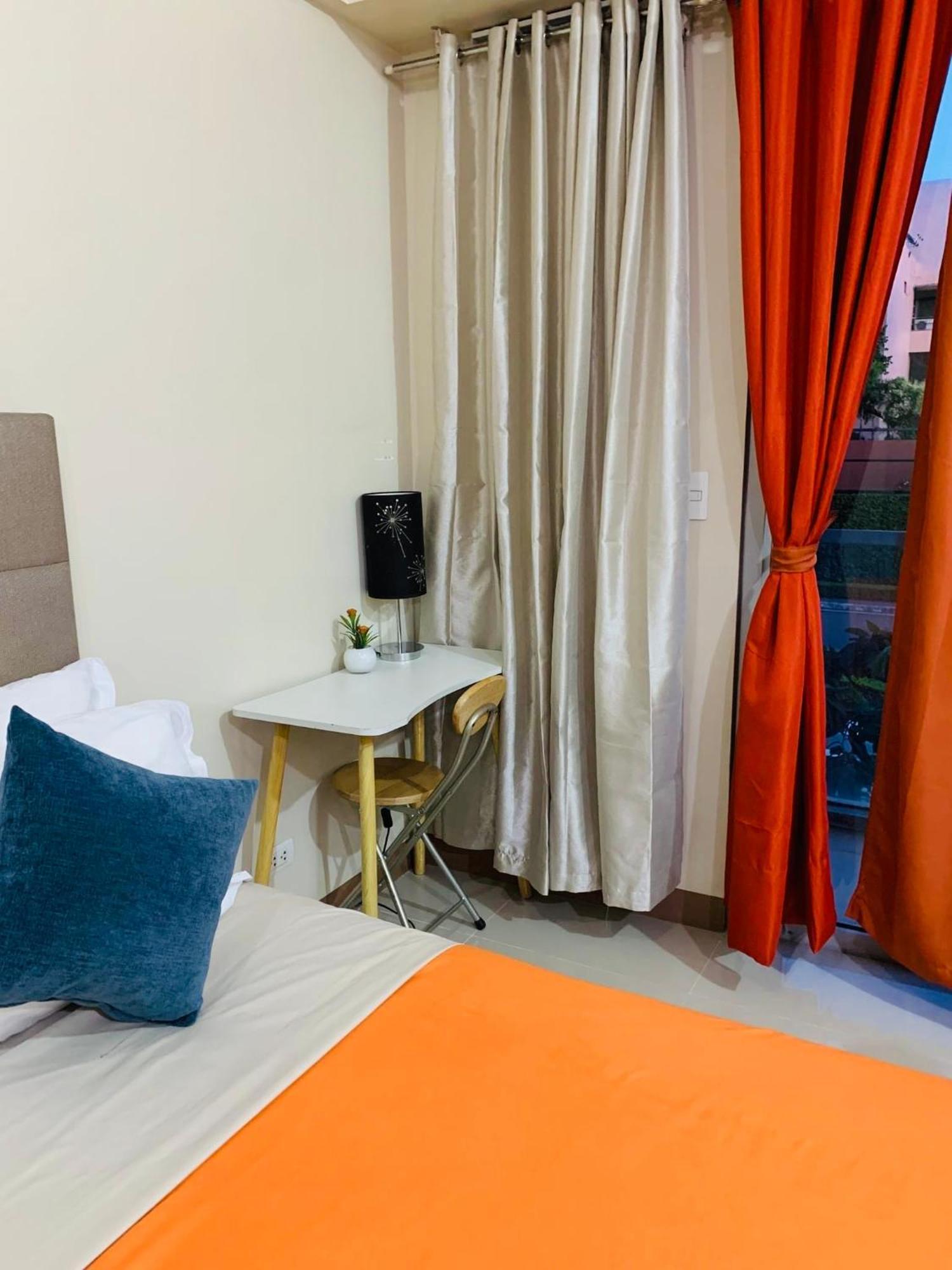 One Palm Tree Villas Condominium - Studio 2Nd Fl With Balcony - Across Terminal 3 Airport Pasay Esterno foto
