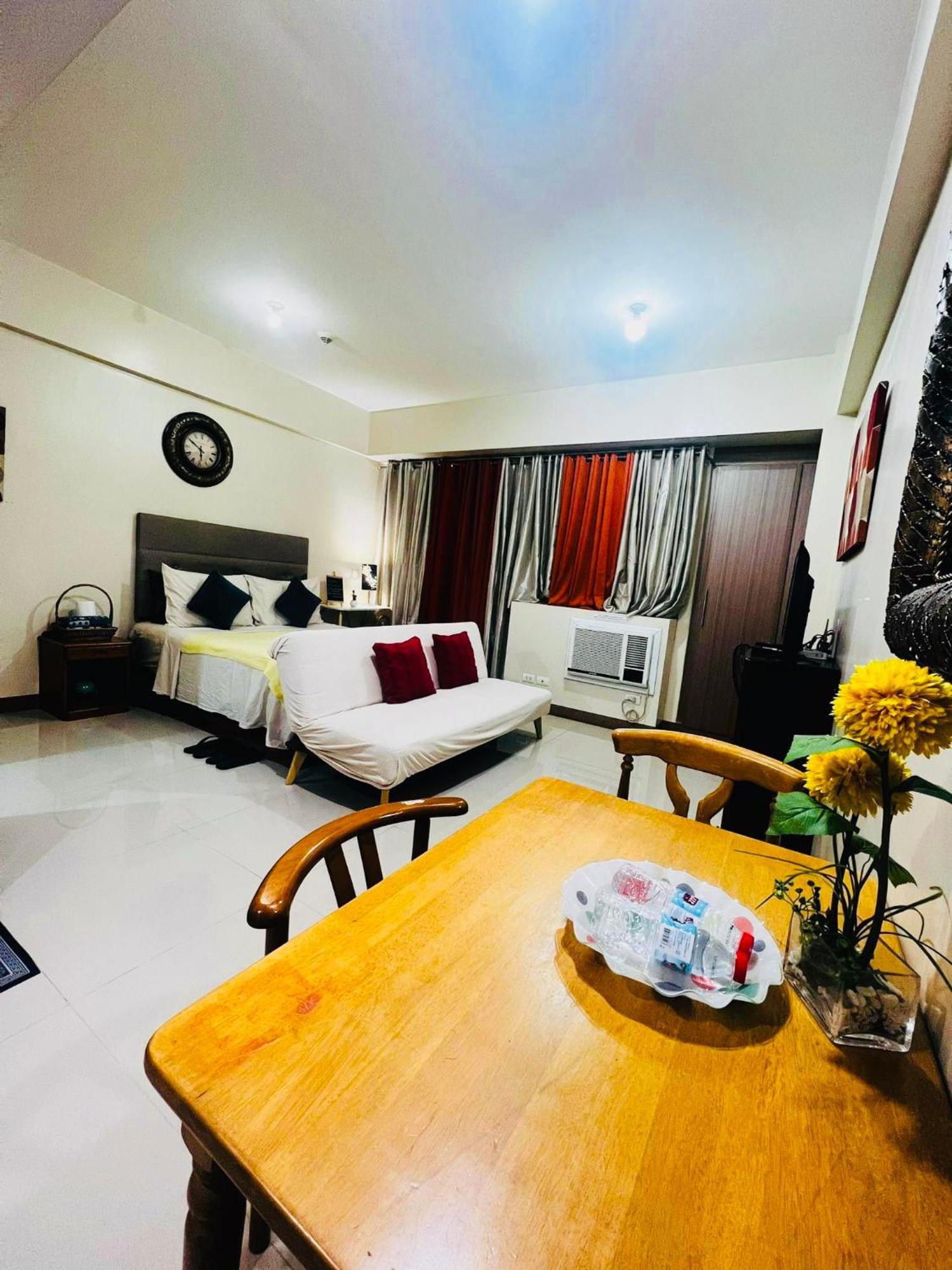 One Palm Tree Villas Condominium - Studio 2Nd Fl With Balcony - Across Terminal 3 Airport Pasay Esterno foto