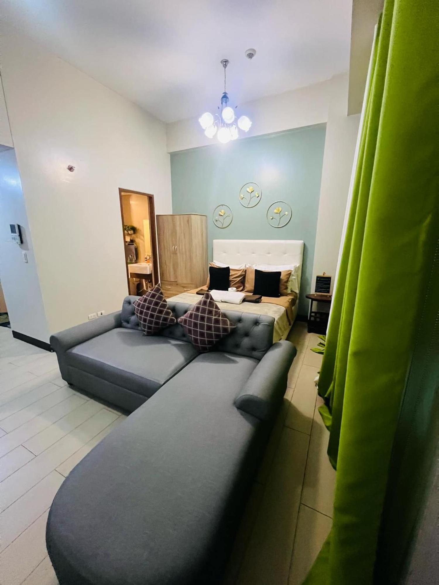 One Palm Tree Villas Condominium - Studio 2Nd Fl With Balcony - Across Terminal 3 Airport Pasay Esterno foto