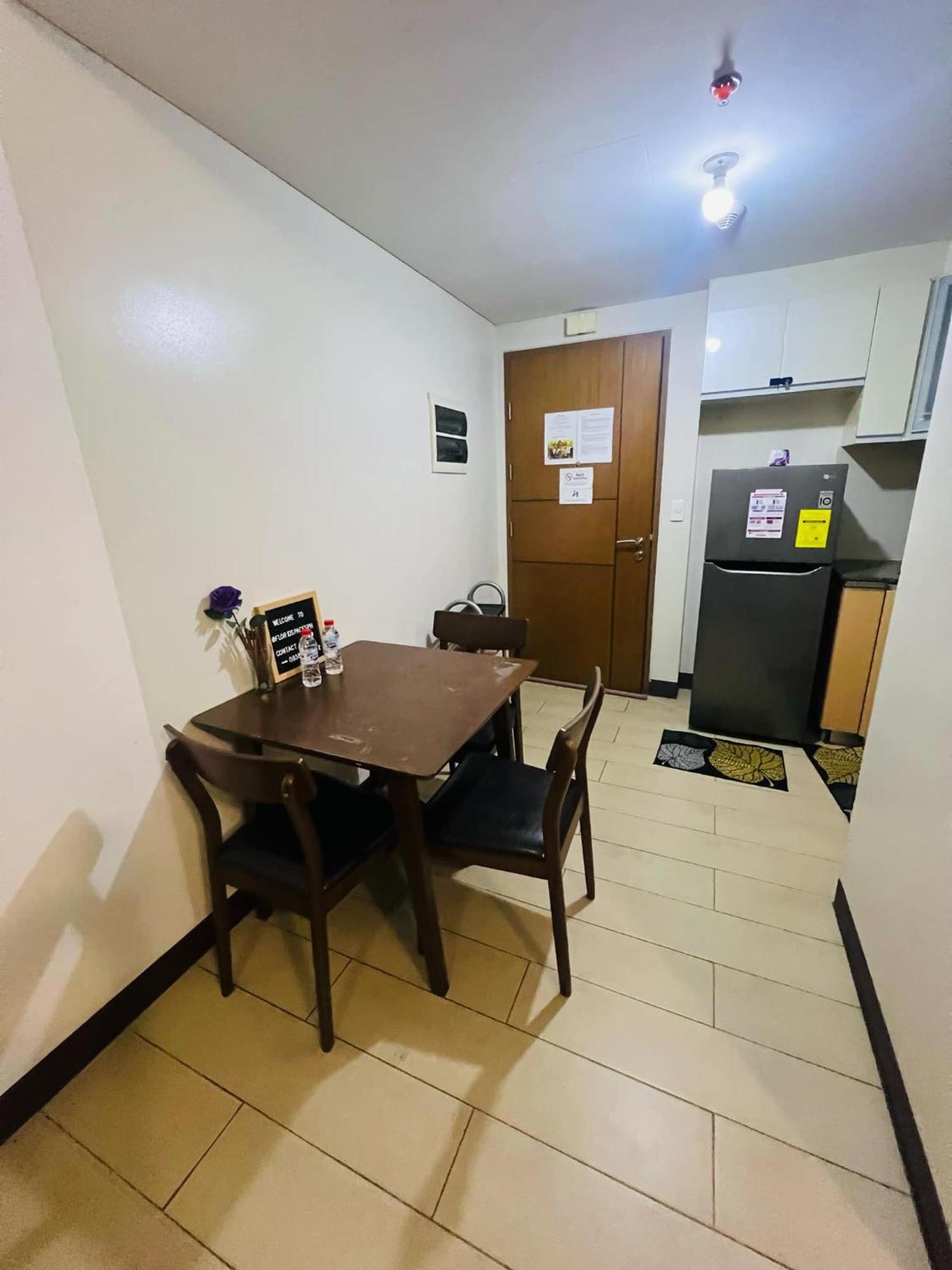 One Palm Tree Villas Condominium - Studio 2Nd Fl With Balcony - Across Terminal 3 Airport Pasay Esterno foto