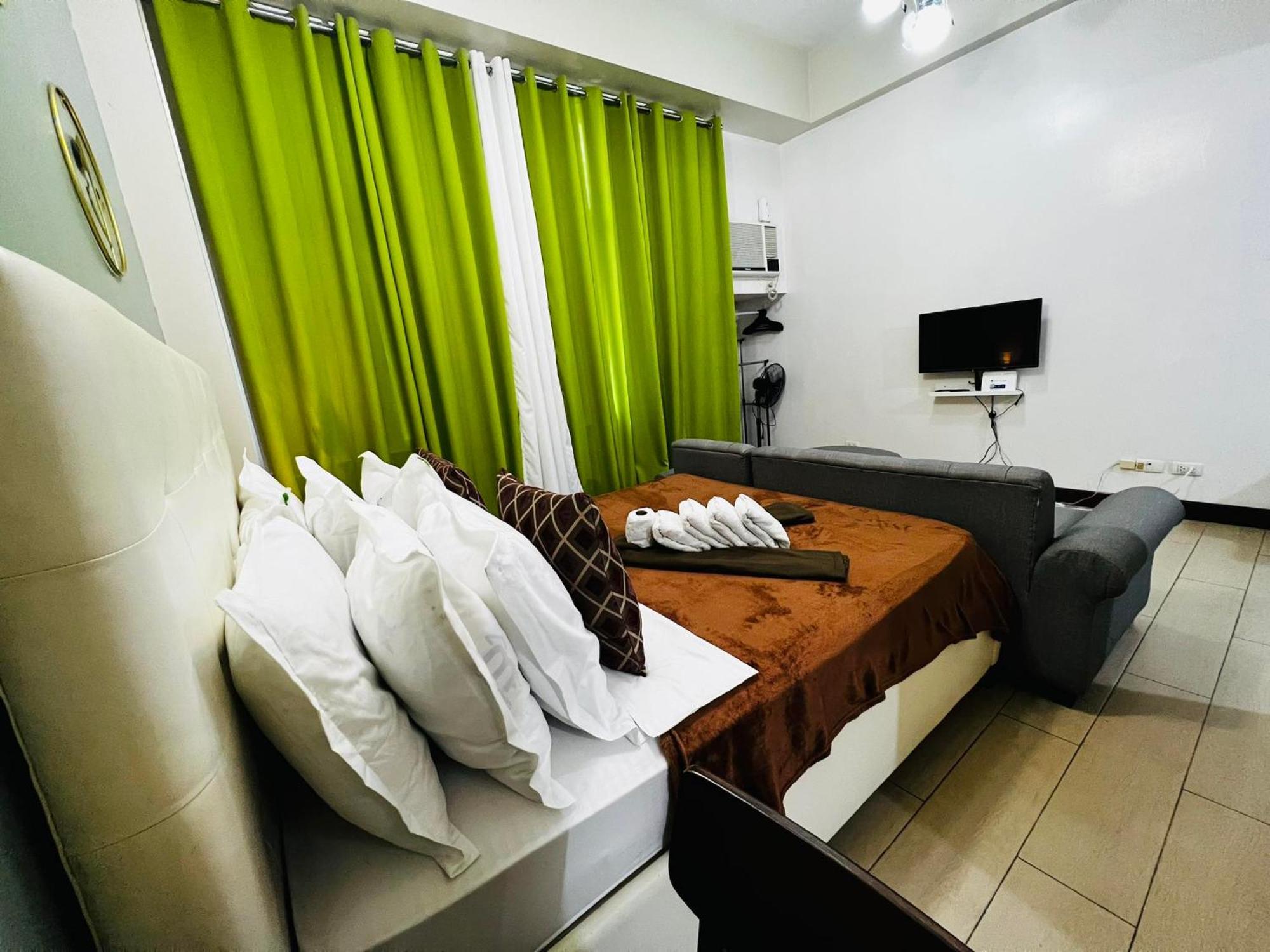 One Palm Tree Villas Condominium - Studio 2Nd Fl With Balcony - Across Terminal 3 Airport Pasay Esterno foto