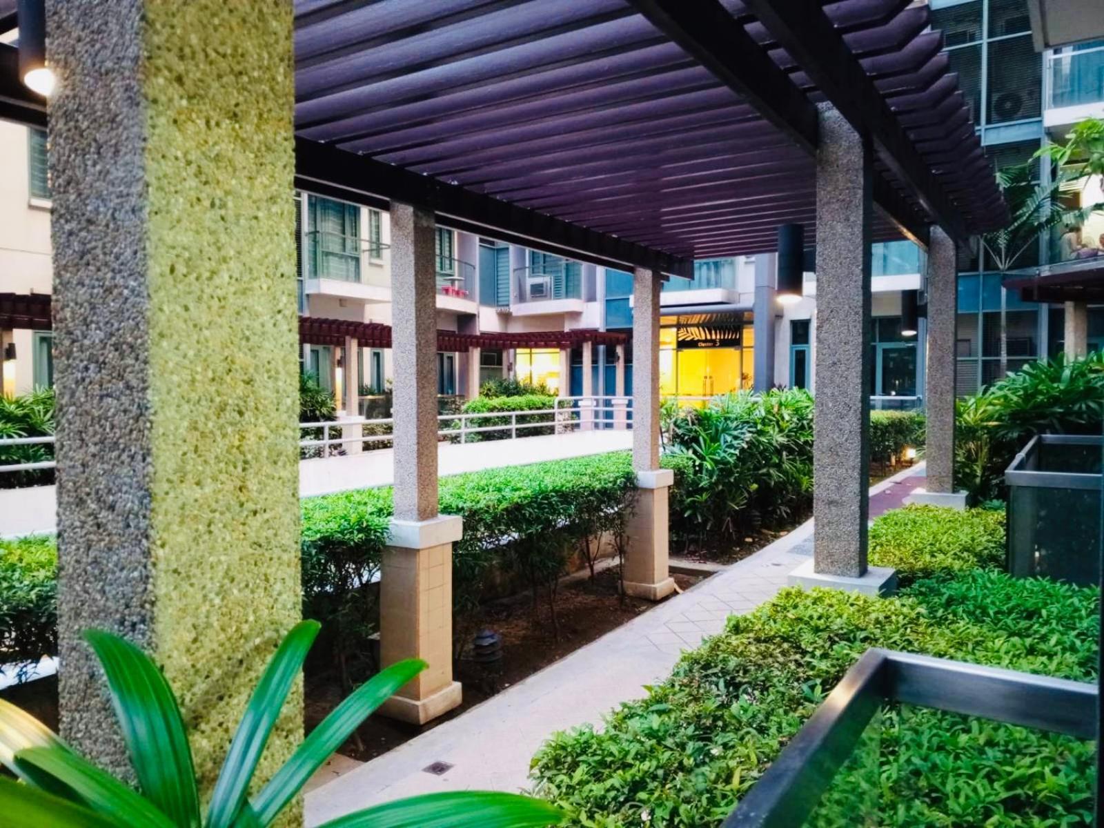 One Palm Tree Villas Condominium - Studio 2Nd Fl With Balcony - Across Terminal 3 Airport Pasay Esterno foto