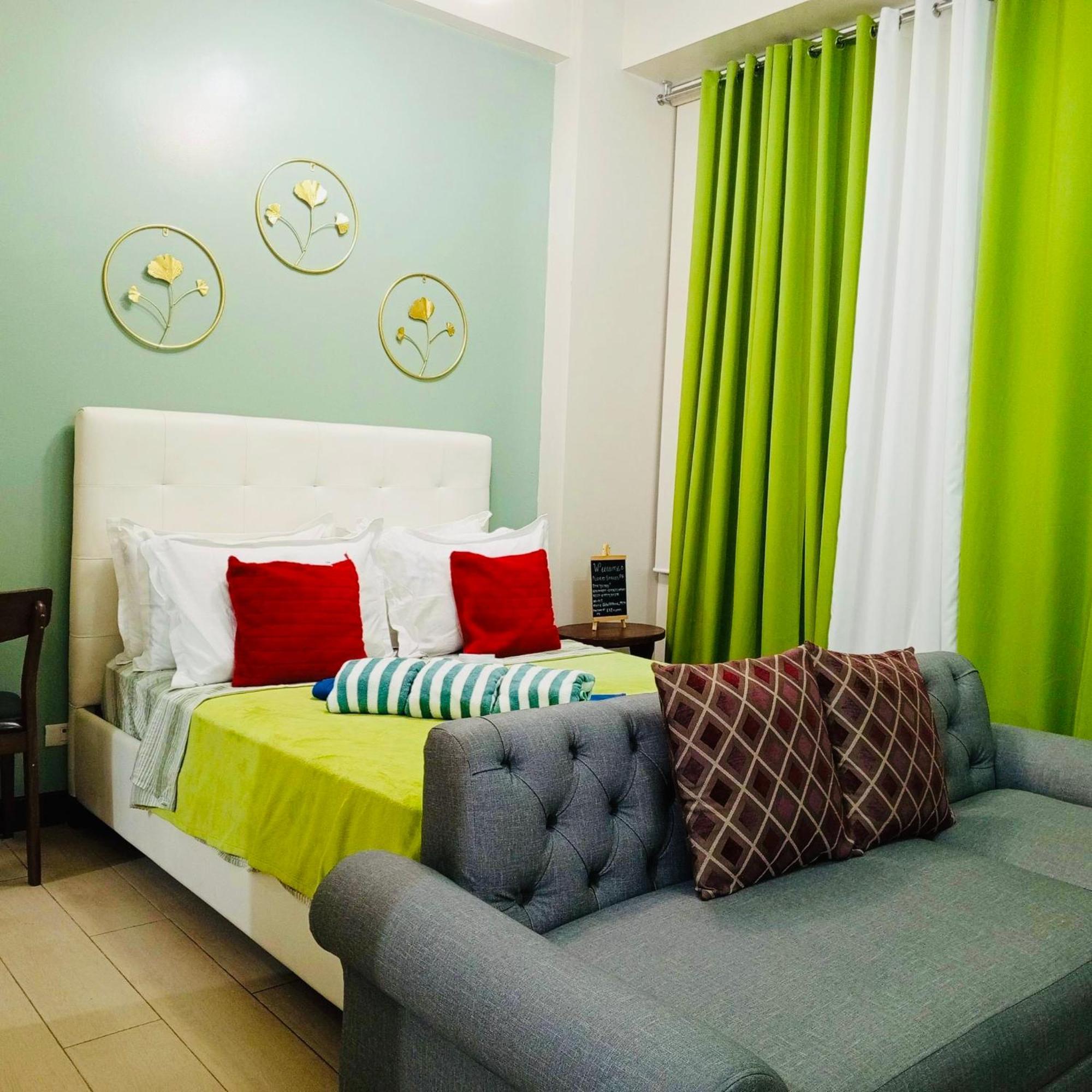 One Palm Tree Villas Condominium - Studio 2Nd Fl With Balcony - Across Terminal 3 Airport Pasay Esterno foto