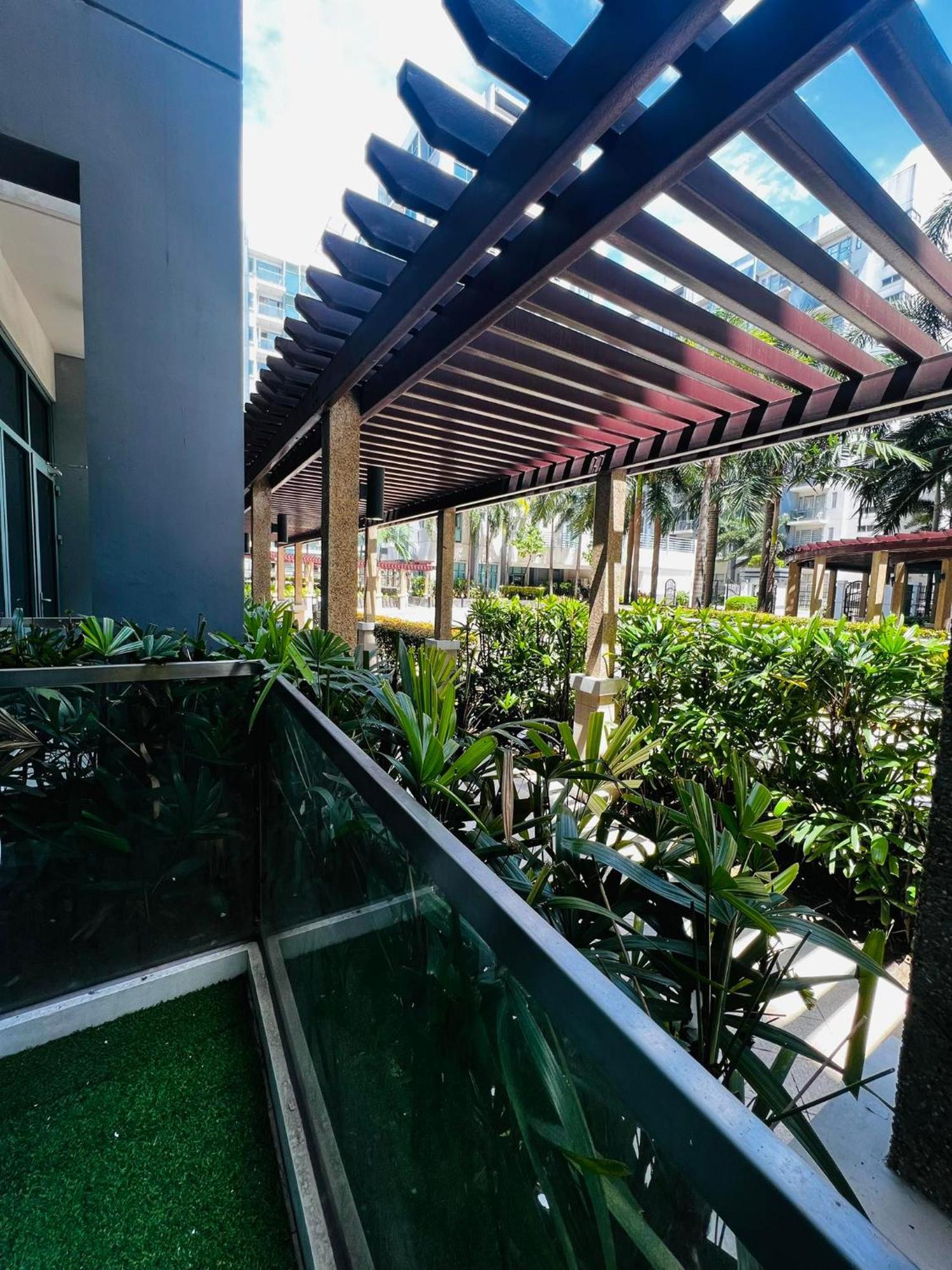 One Palm Tree Villas Condominium - Studio 2Nd Fl With Balcony - Across Terminal 3 Airport Pasay Esterno foto