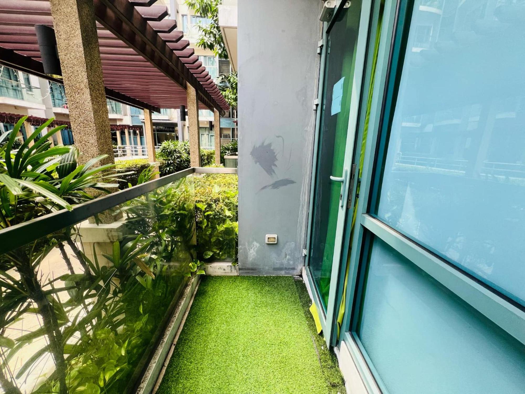 One Palm Tree Villas Condominium - Studio 2Nd Fl With Balcony - Across Terminal 3 Airport Pasay Esterno foto