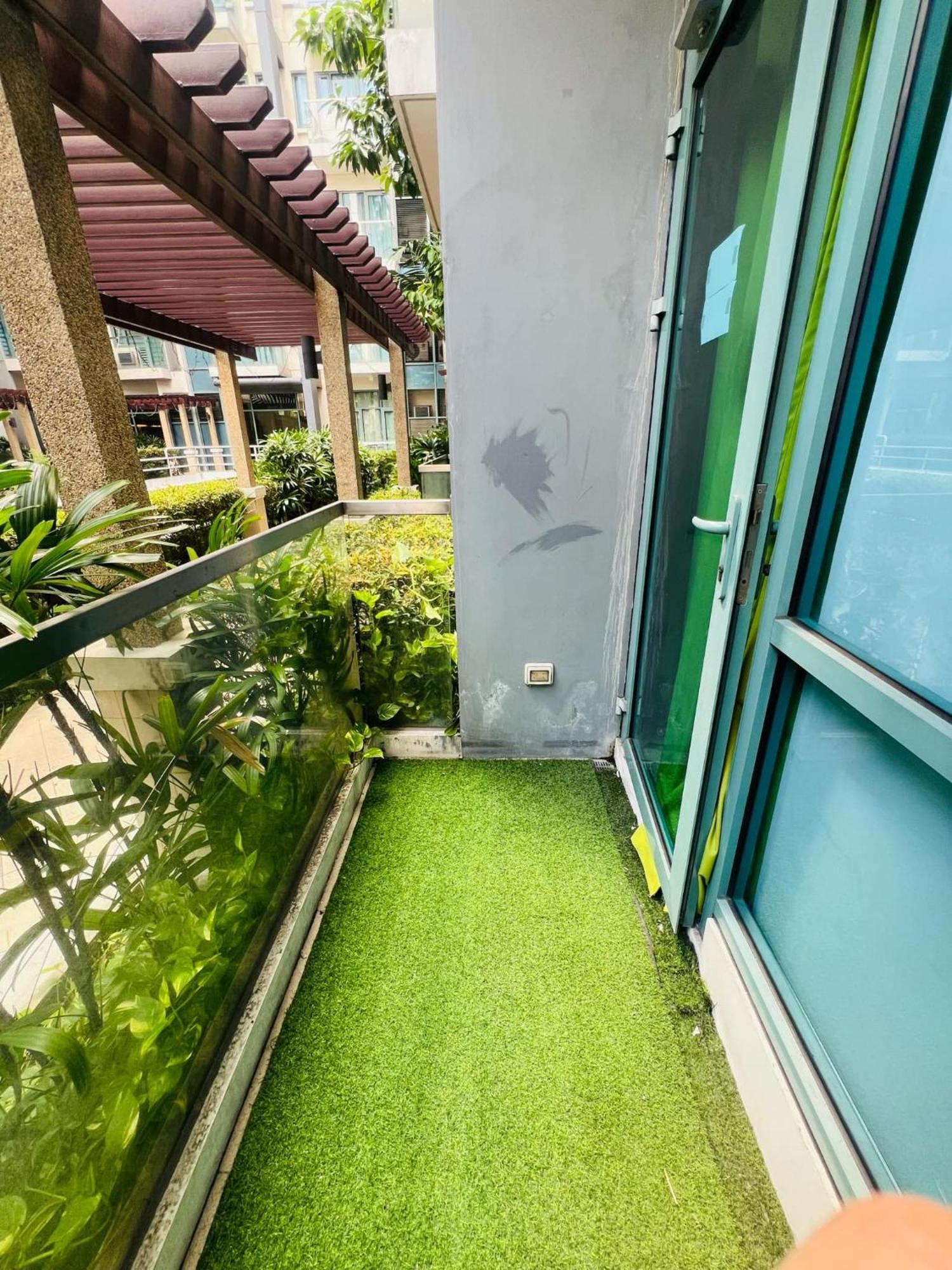 One Palm Tree Villas Condominium - Studio 2Nd Fl With Balcony - Across Terminal 3 Airport Pasay Esterno foto