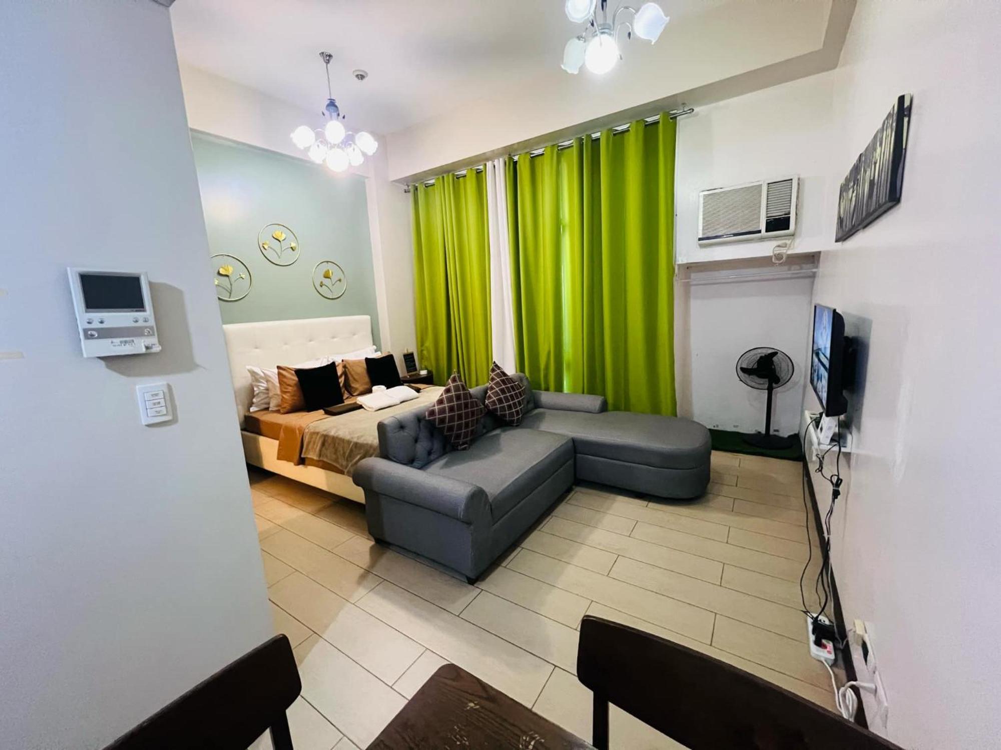 One Palm Tree Villas Condominium - Studio 2Nd Fl With Balcony - Across Terminal 3 Airport Pasay Esterno foto