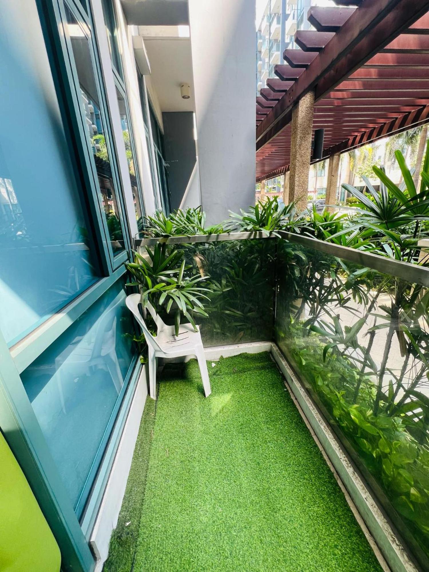 One Palm Tree Villas Condominium - Studio 2Nd Fl With Balcony - Across Terminal 3 Airport Pasay Esterno foto