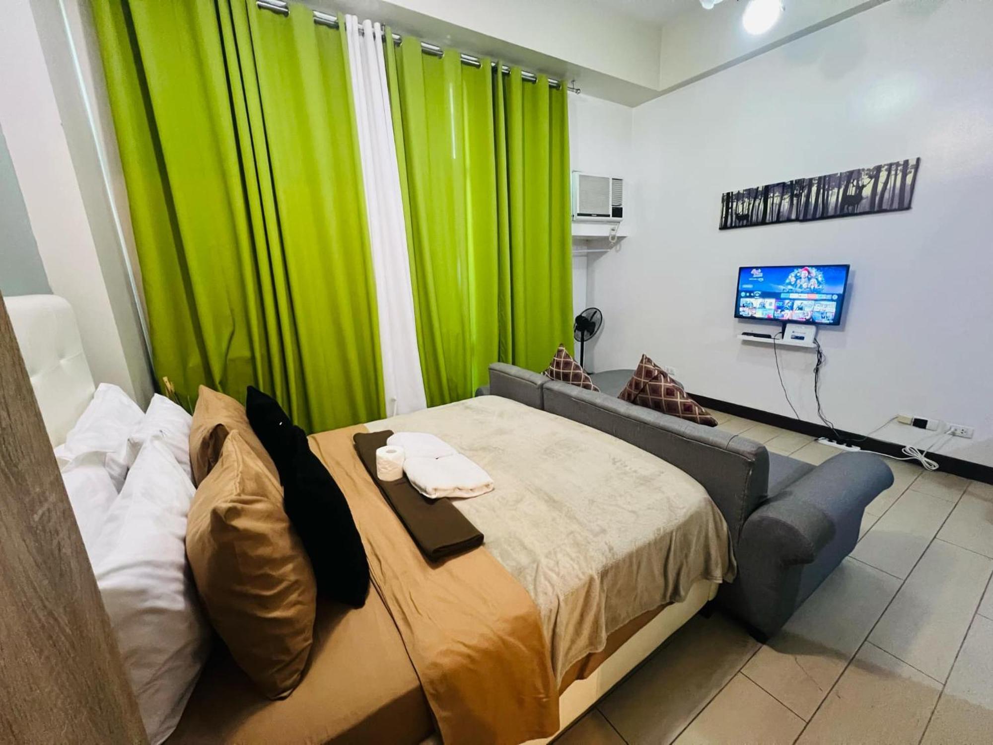 One Palm Tree Villas Condominium - Studio 2Nd Fl With Balcony - Across Terminal 3 Airport Pasay Esterno foto