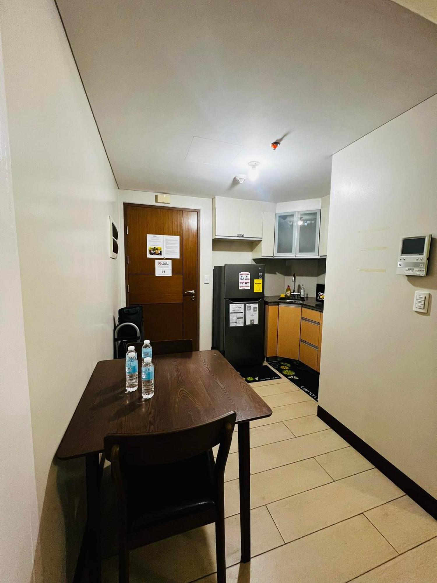 One Palm Tree Villas Condominium - Studio 2Nd Fl With Balcony - Across Terminal 3 Airport Pasay Esterno foto