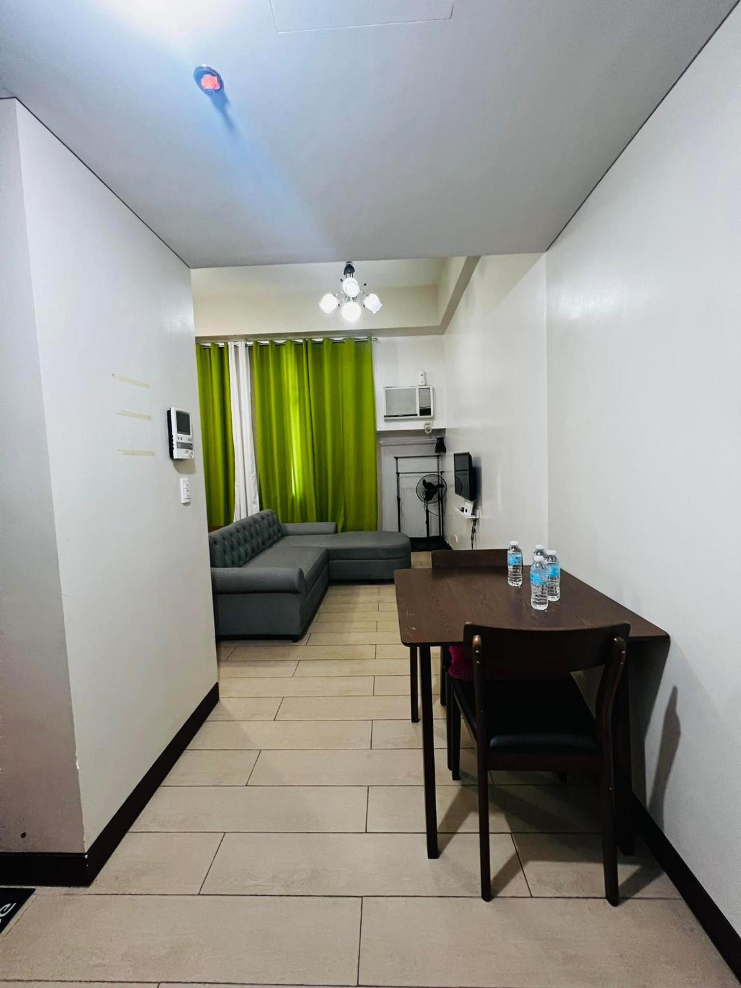One Palm Tree Villas Condominium - Studio 2Nd Fl With Balcony - Across Terminal 3 Airport Pasay Esterno foto