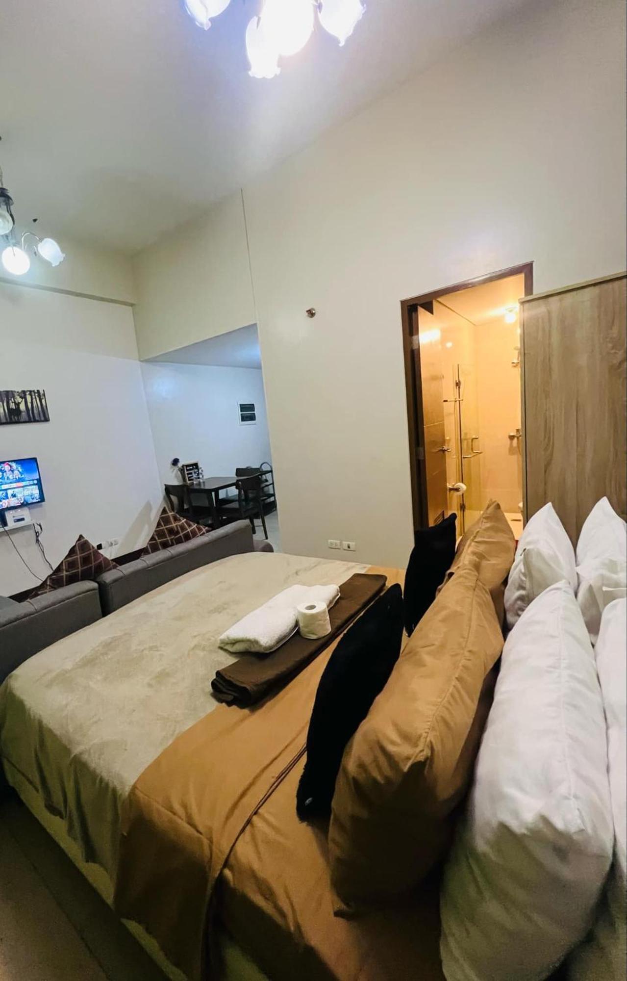 One Palm Tree Villas Condominium - Studio 2Nd Fl With Balcony - Across Terminal 3 Airport Pasay Esterno foto