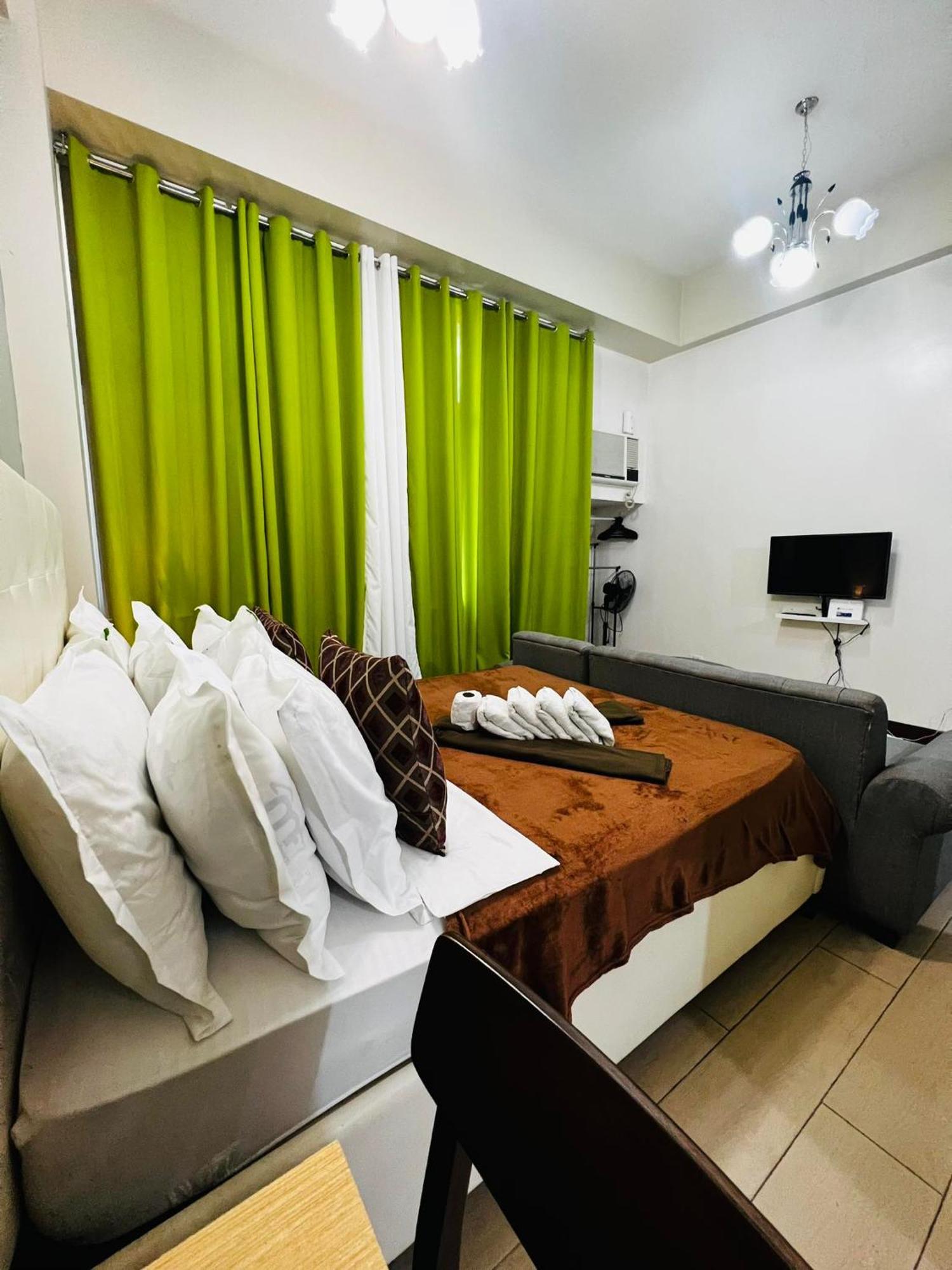 One Palm Tree Villas Condominium - Studio 2Nd Fl With Balcony - Across Terminal 3 Airport Pasay Esterno foto