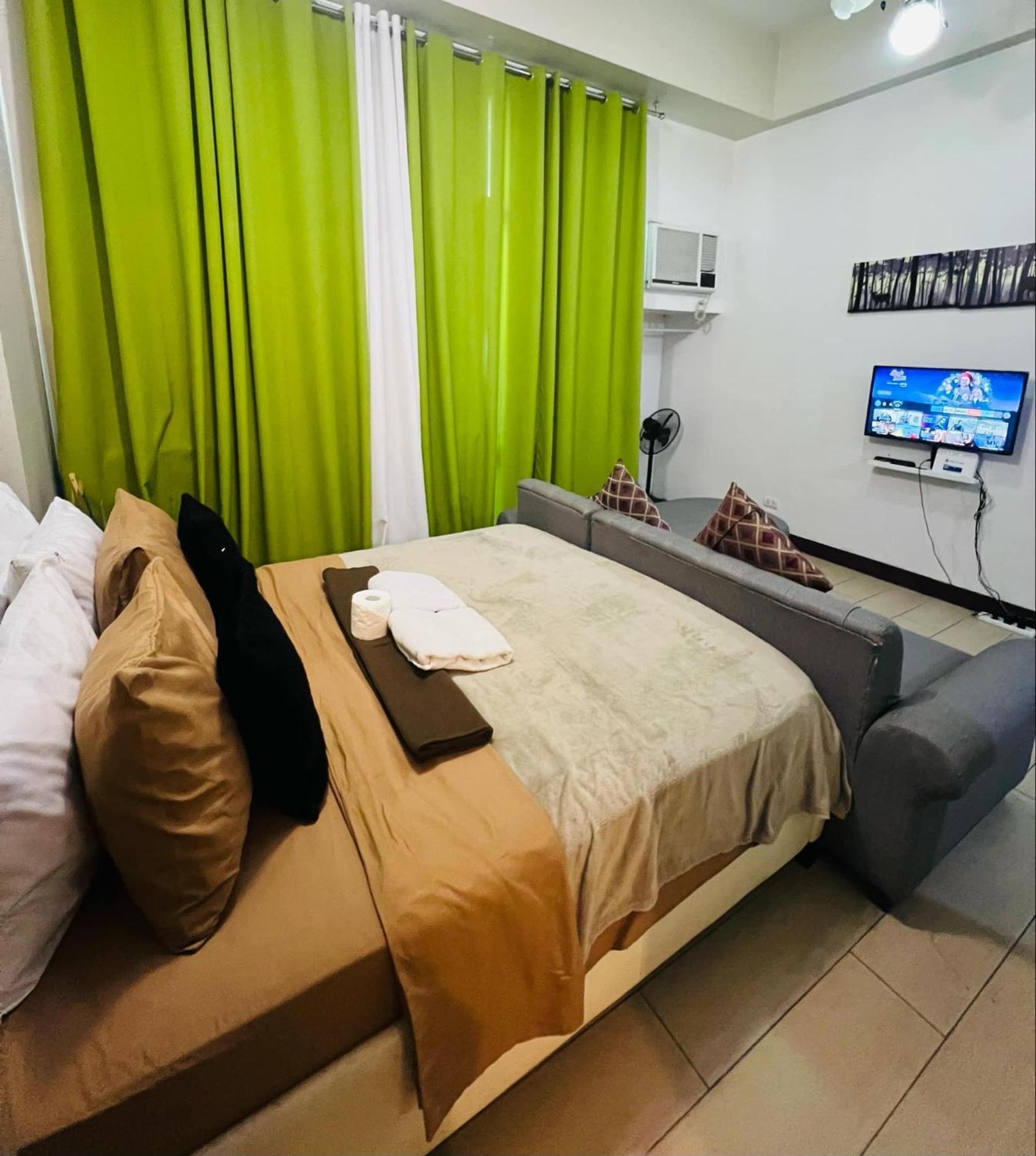 One Palm Tree Villas Condominium - Studio 2Nd Fl With Balcony - Across Terminal 3 Airport Pasay Esterno foto