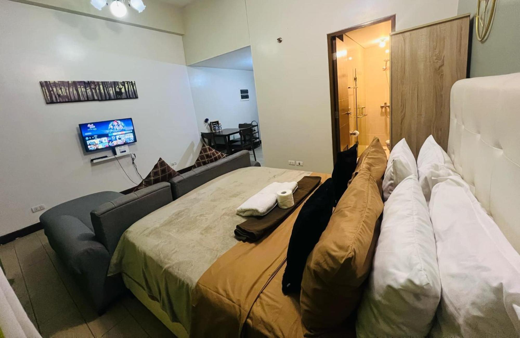 One Palm Tree Villas Condominium - Studio 2Nd Fl With Balcony - Across Terminal 3 Airport Pasay Esterno foto