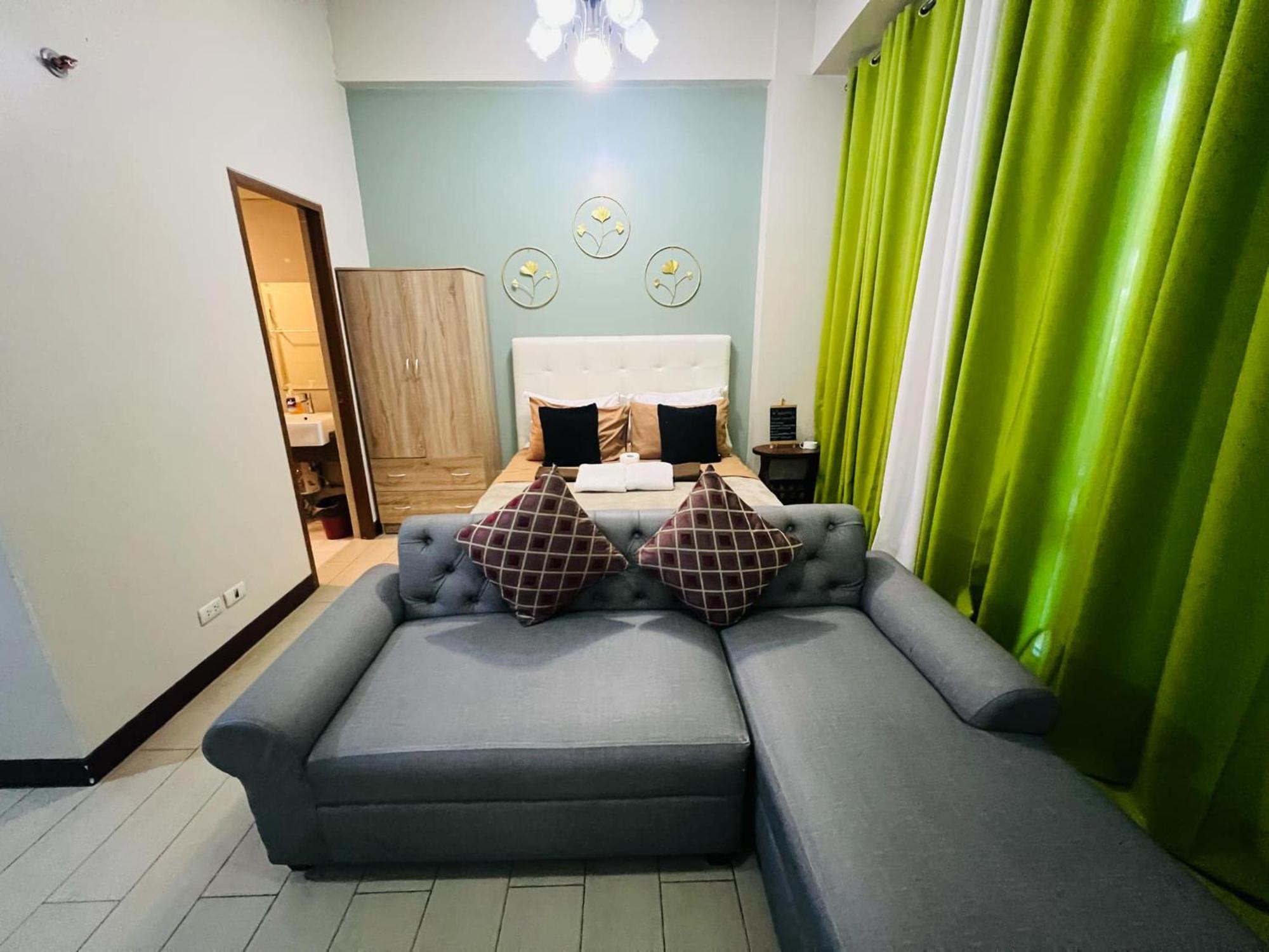 One Palm Tree Villas Condominium - Studio 2Nd Fl With Balcony - Across Terminal 3 Airport Pasay Esterno foto