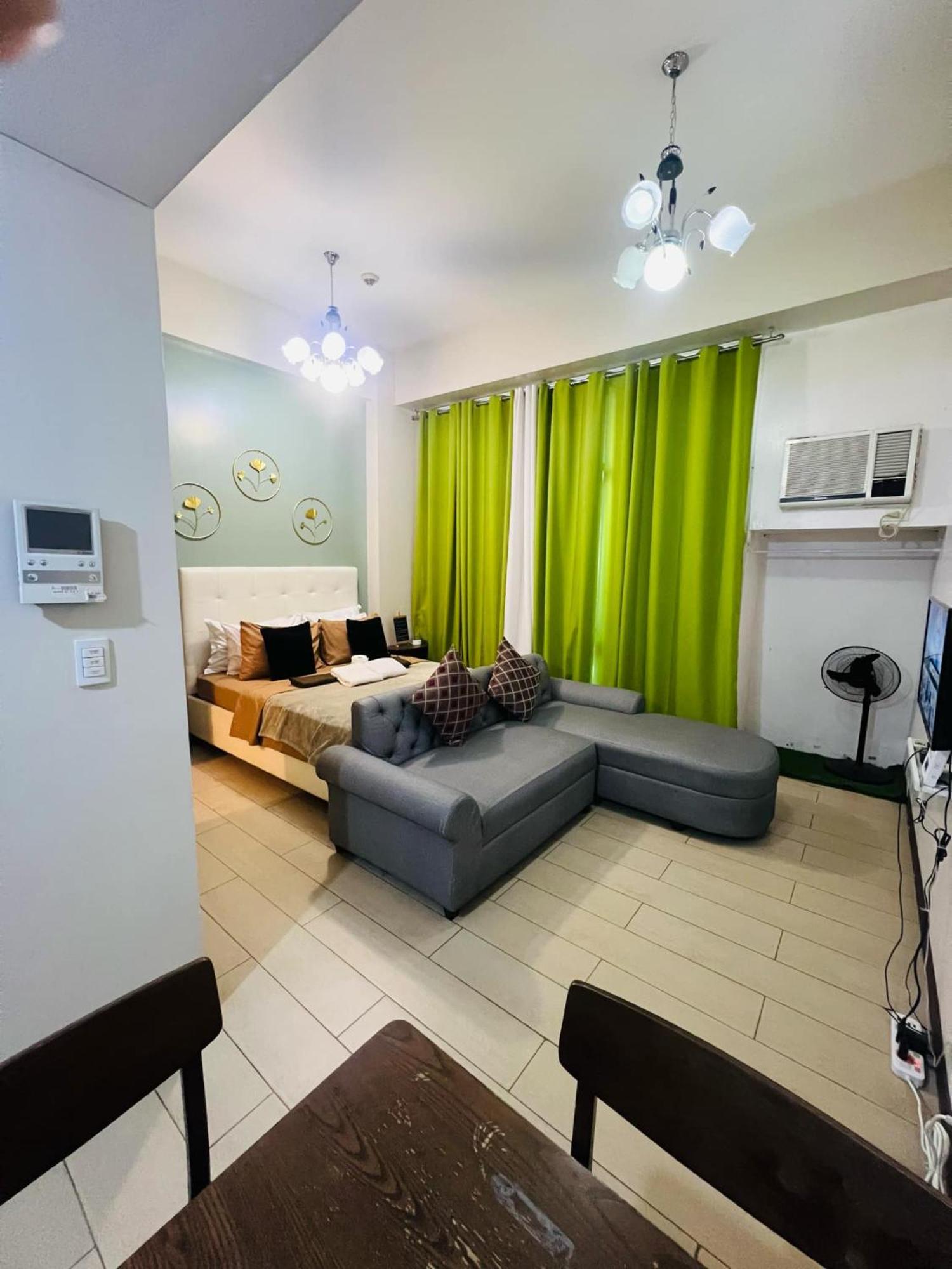One Palm Tree Villas Condominium - Studio 2Nd Fl With Balcony - Across Terminal 3 Airport Pasay Esterno foto