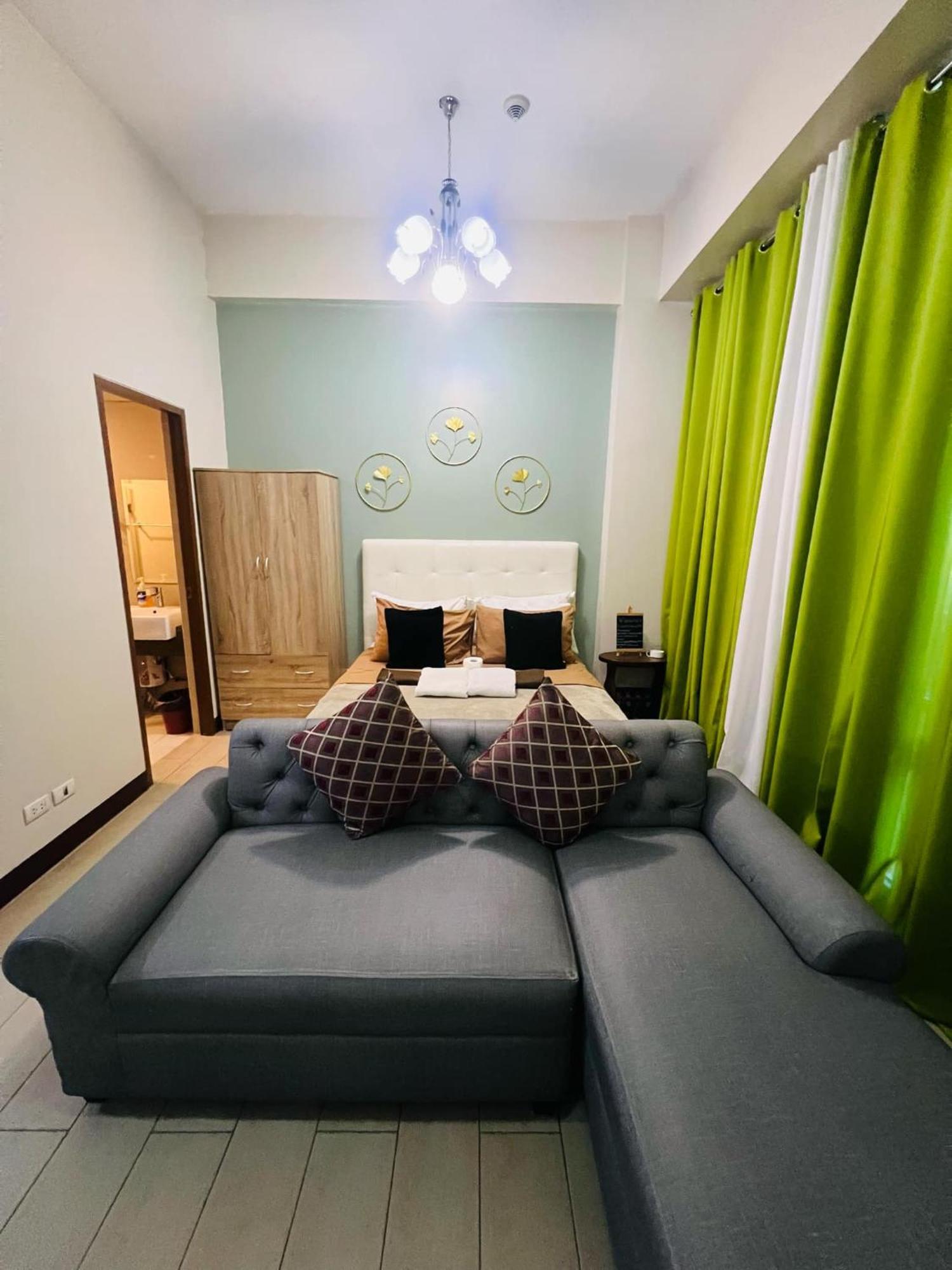 One Palm Tree Villas Condominium - Studio 2Nd Fl With Balcony - Across Terminal 3 Airport Pasay Esterno foto